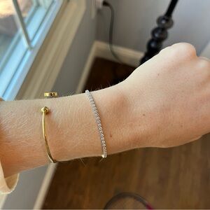 Adjustable tennis bracelet